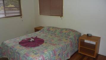 Standard Room, Non Smoking (Standard Double) | Desk, iron/ironing board, bed sheets