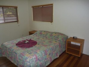 Standard Room, Non Smoking (Standard Double) | Meja, seterika/papan seterika, cadar katil 