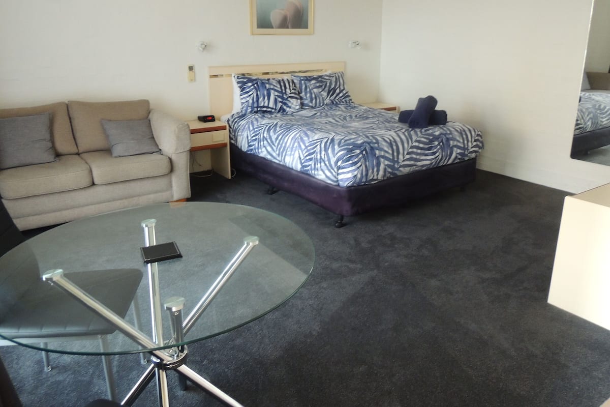 Deluxe-Zimmer, Nichtraucher, Balkon (Deluxe Double) | 10 Schlafzimmer, hochwertige Bettwaren, Bügeleisen/Bügelbrett