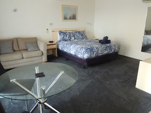 Deluxe Room, Non Smoking, Balcony (Deluxe Double) | 10 bedrooms, premium bedding, iron/ironing board, free WiFi - Argyle Terrace Motor Inn (Batemans Bay)
