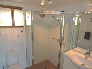Gratis toiletartikelen, een haardroger, handdoeken