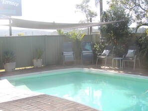 Outdoor pool, sun loungers - Argyle Terrace Motor Inn (Batemans Bay)