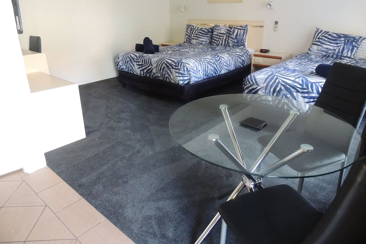 10 Schlafzimmer, hochwertige Bettwaren, Bügeleisen/Bügelbrett