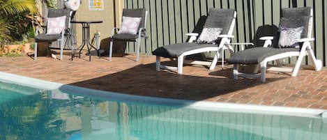 Piscine extérieure, chaises longues