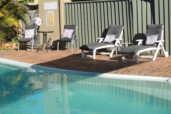 Piscina externa, espreguiçadeiras