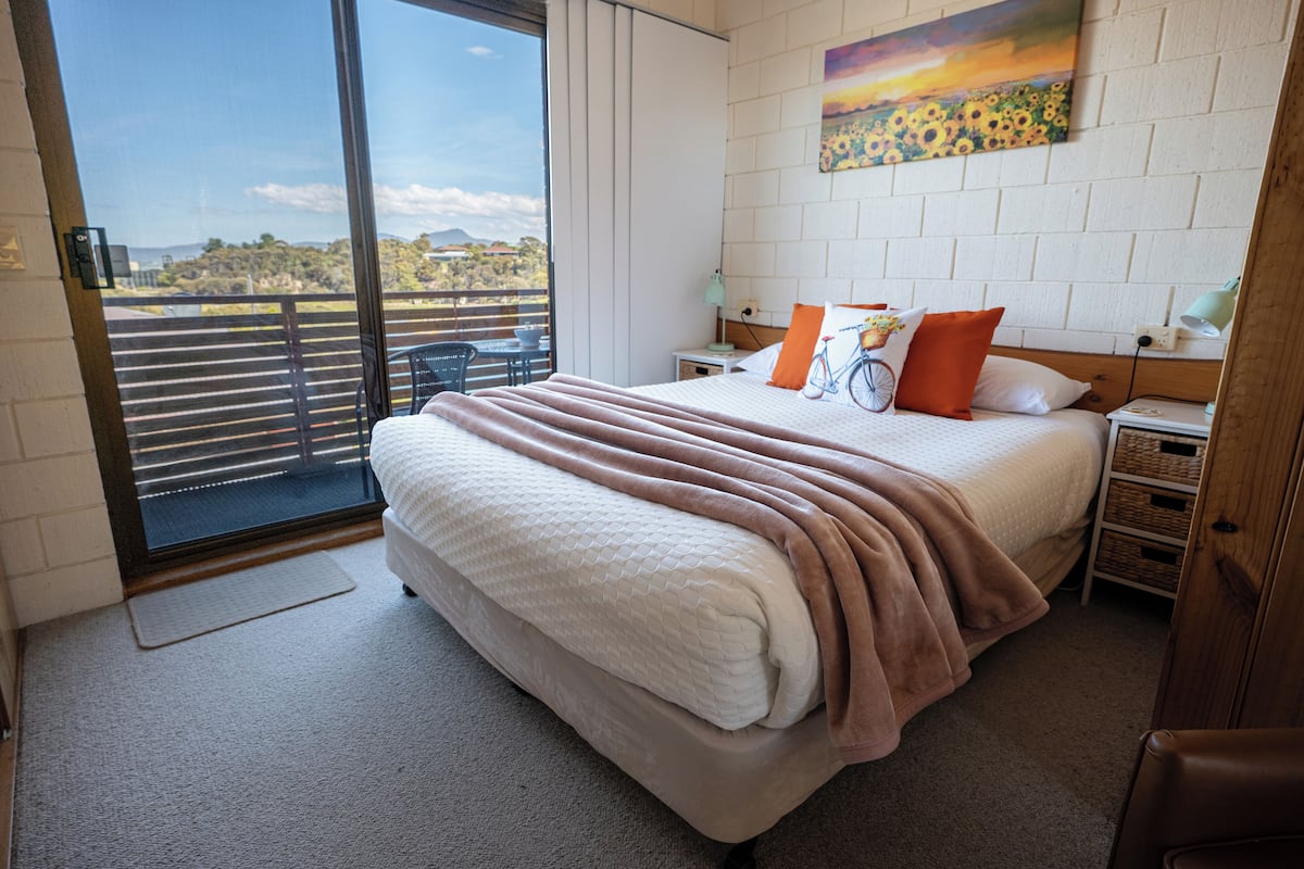 Premium studio, 1 queensize bed, balkon, uitzicht op oceaan | 2 slaapkamers, luxe beddengoed, individueel gedecoreerd