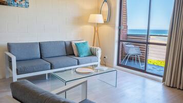 Villa Premium, 2 habitaciones, balcón, vistas al mar | Zona de estar | Smart TV de 0 pulgadas con canales digitales, una televisión