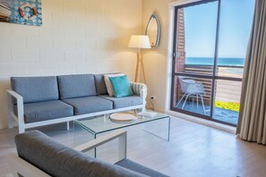 Vila premium, 2 quartos, sacada, vista para o oceano | Área de estar | Smart TV 0 polegadas com canais digitais, TV