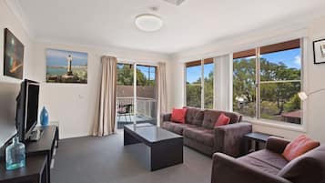 Standard Suite, 2 Bedrooms, Non Smoking, Kitchen (Spacious Apartment for 8) | Living area