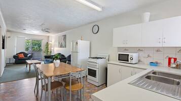 Suite estándar, varias habitaciones, no fumadores, cocina (Large 3 bedroom self cont) | Cocina privada | Cafetera o tetera