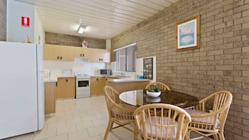 Standard Suite, 2 Bedrooms, Non Smoking, Kitchen (s/c unit for 4) | In-room dining