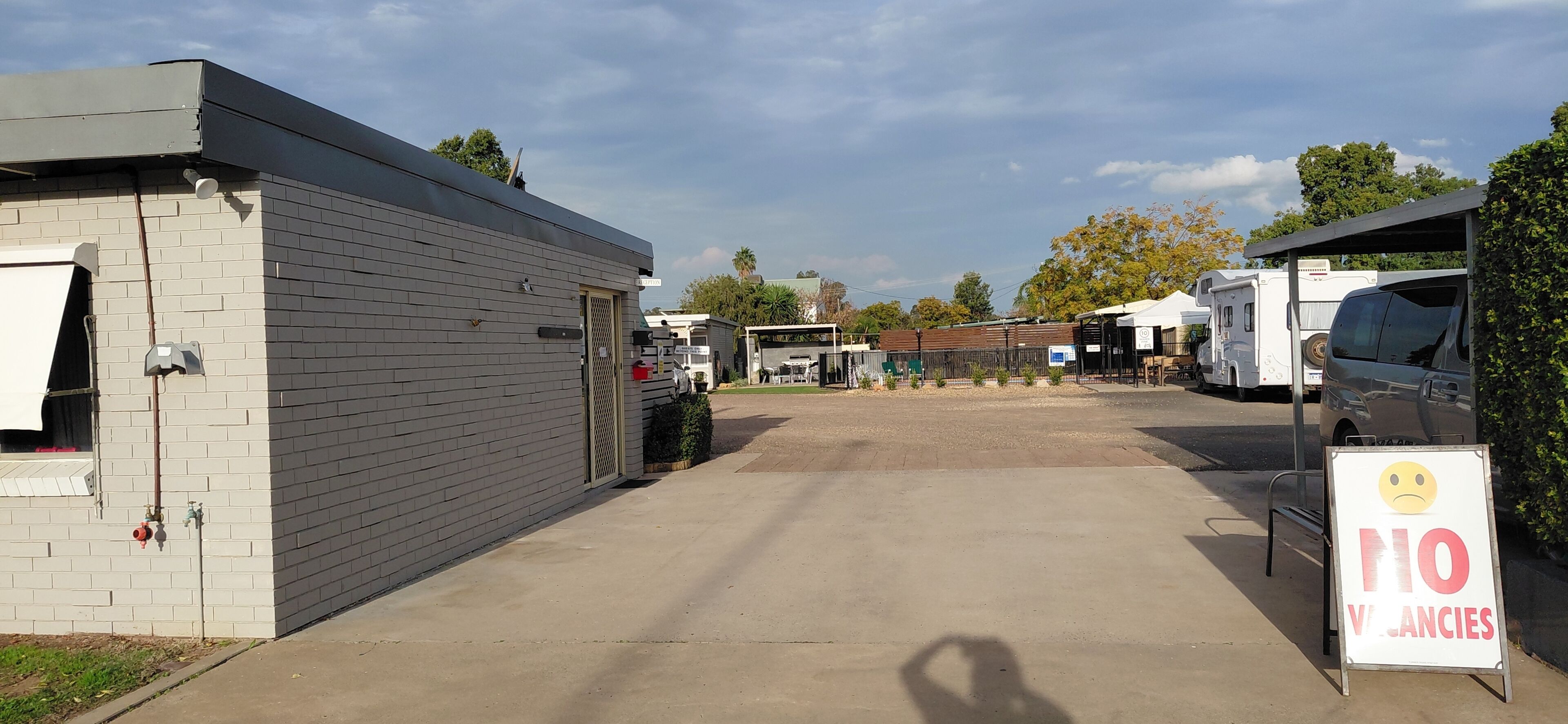 Un parking clos, avec un panneau indiquant qu’il n’y a plus de places disponibles.