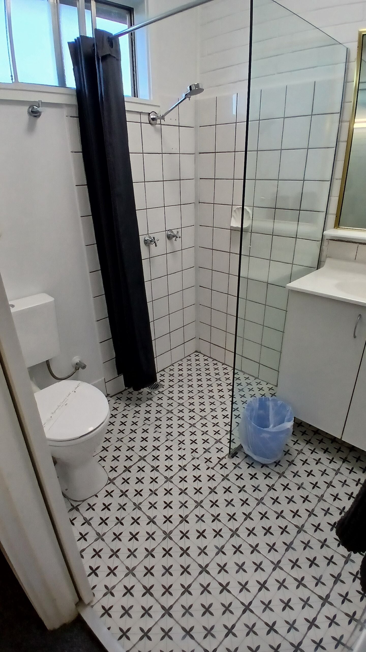 Standard Room, Non Smoking (Twin) | Bathroom | Shower, free toiletries, towels