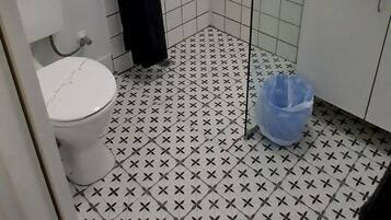 Standard Room, Non Smoking (Twin) | Bathroom | Shower, free toiletries, towels