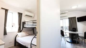 Standard Cabin, Non Smoking (Standard Room & Breakfast) | Meja, seterika/papan seterika, Wi-fi percuma, cadar katil