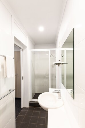 Shower, free toiletries, hair dryer, towels - Hotel Settlers (Biloela)