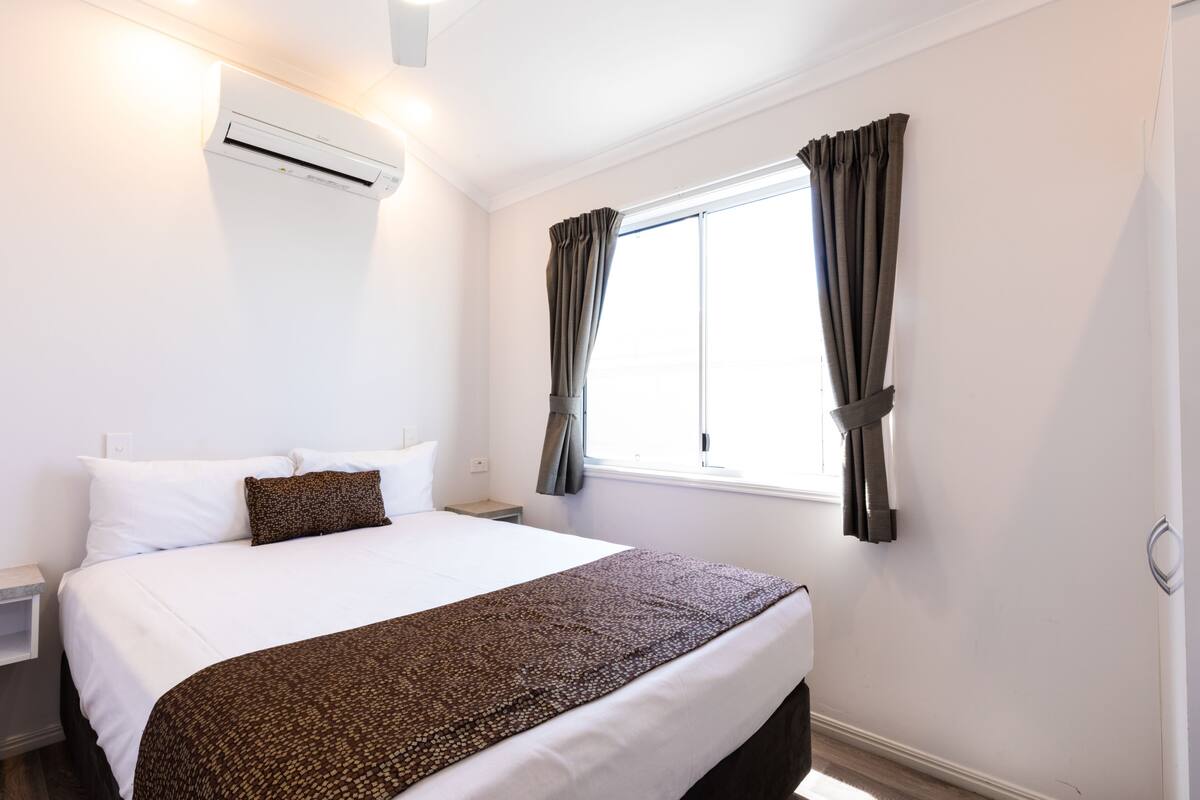 Hytte – standard, ikke-røyk (Standard Room & Breakfast) | Skrivebord, strykejern/-brett, wi-fi (inkludert) og sengetøy