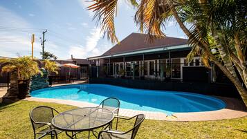 Kolam renang terbuka