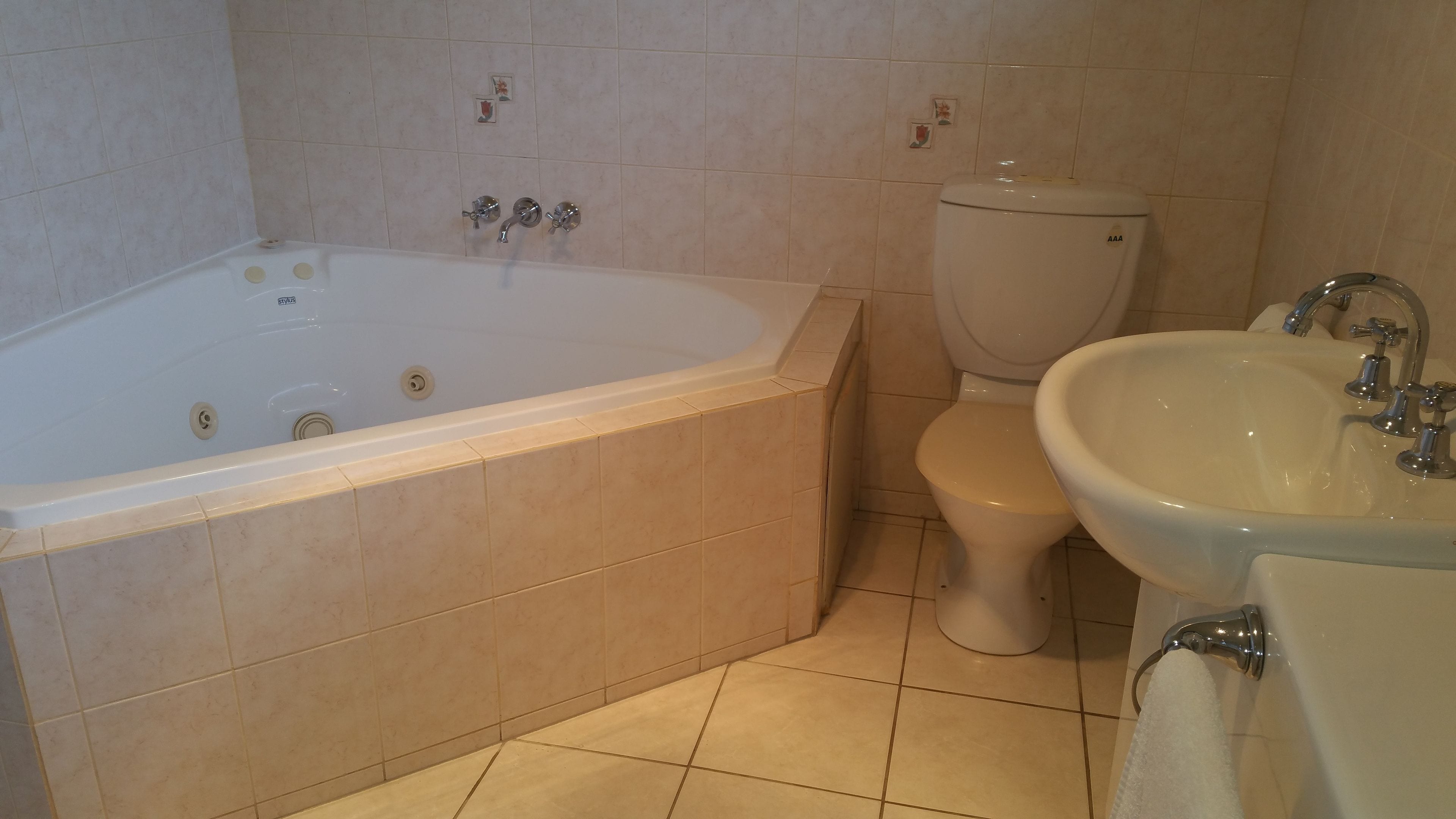 queen room | deep-soaking bathtub