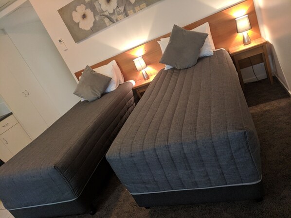 Habitación con 1 cama doble o 2 individuales | 1 dormitorio, wifi gratis, ropa de cama y accesible en silla de ruedas