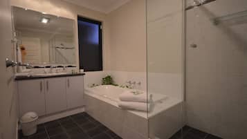 Standard-huone, jaettu kylpyhuone (Standard Queen Room With Shared Bathr) | Kylpyhuone | Ilmaiset hygieniatuotteet, pyyhkeet