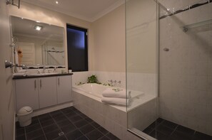 Standard Queen Room With Shared Bathroom | Bathroom | Free toiletries, towels - Ellard Bed & Breakfast (Belmont)