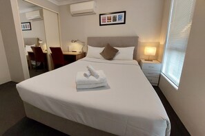 Standard Queen Room With Shared Bathroom | Desk, iron/ironing board, free WiFi, bed sheets - Ellard Bed & Breakfast (Belmont)