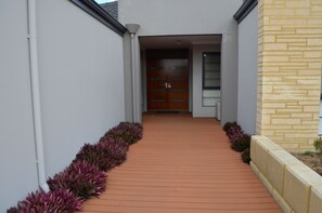 Property entrance - Ellard Bed & Breakfast (Belmont)
