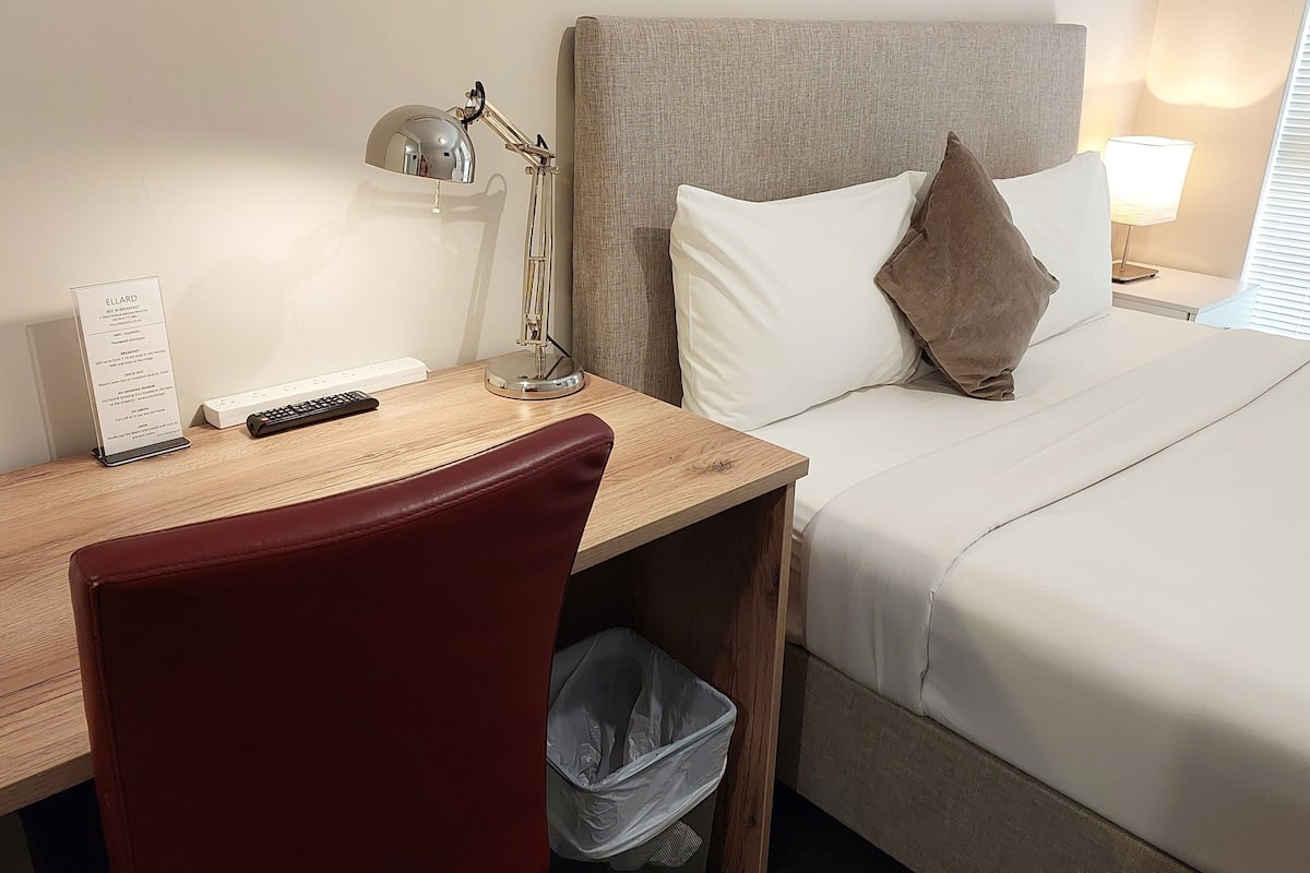 Standard Queen Room With Shared Bathroom