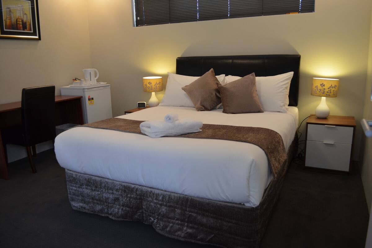 Chambre Deluxe, non-fumeur (Deluxe Queen Room) | Bureau, fer et planche à repasser, accès au Wi-Fi (inclus)
