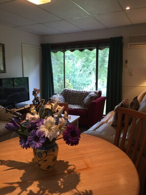 Apartment, 2 Bedrooms (Large Unit 1 or 5) | Living room