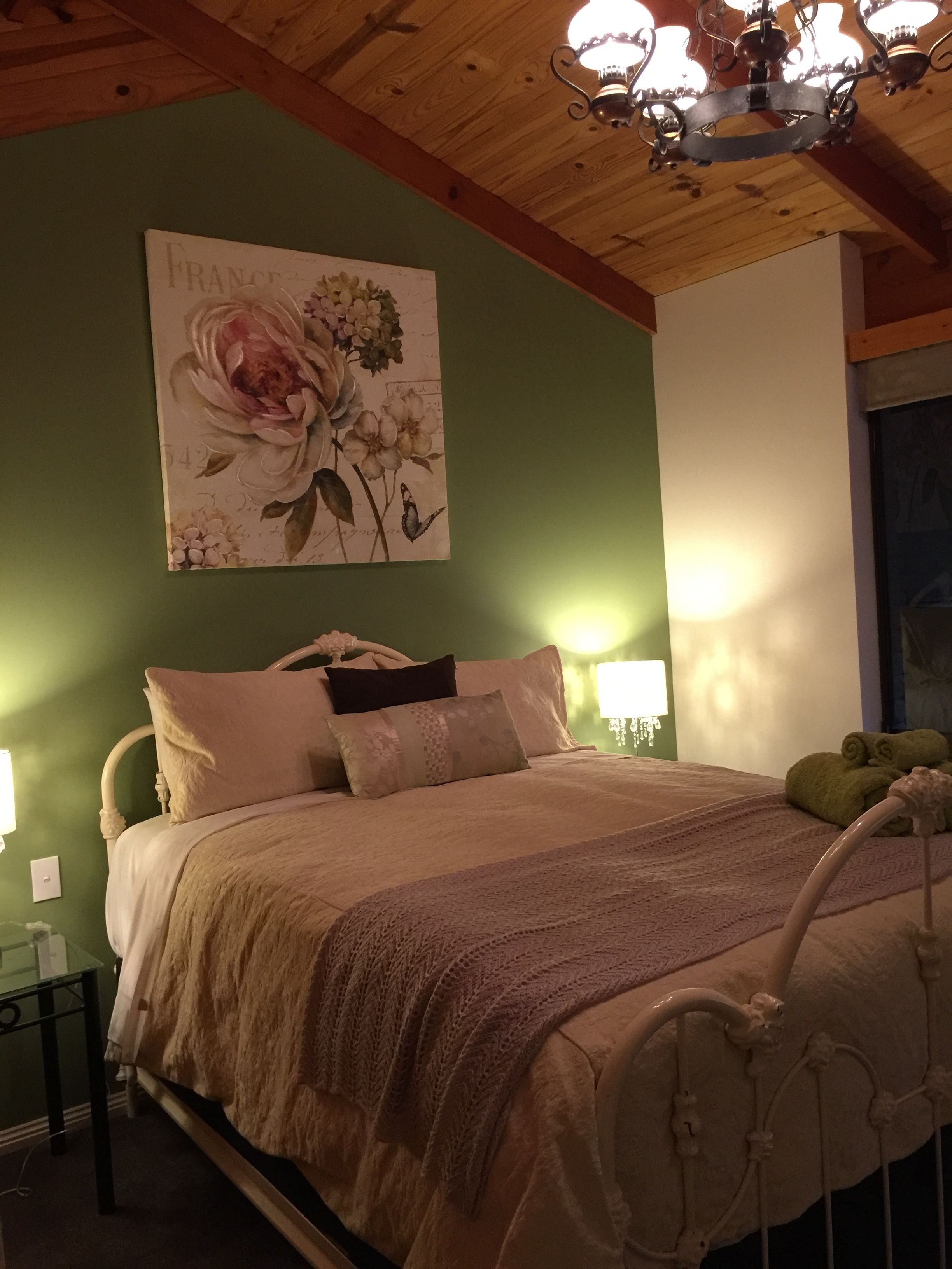 Townhome (42a Coronation) | Premium bedding, iron/ironing board, free rollaway beds, free WiFi