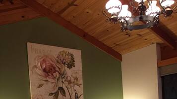 Townhome (42a Coronation) | Premium bedding, iron/ironing board, free rollaway beds, free WiFi