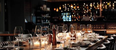 2 restaurants, lunch, dinner served; local and international cuisine