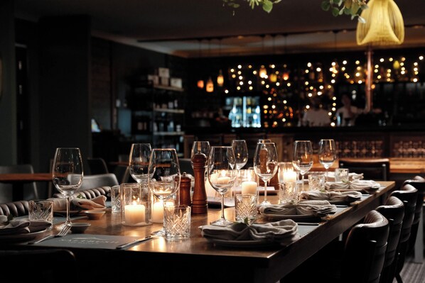 2 restaurants, spécialités Cuisine locale et internationale