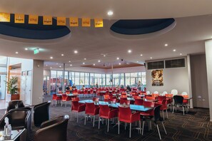 2 restaurants, lunch, dinner served; local and international cuisine 