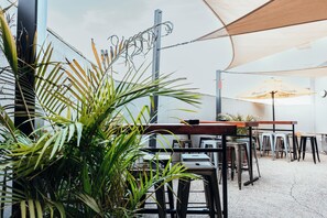 5 bars/lounges