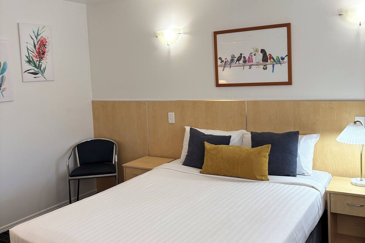 Standardzimmer, Nichtraucher (Mayfair Queen Room) | Laptopgeeigneter Arbeitsplatz, Bügeleisen/Bügelbrett, kostenloses WLAN