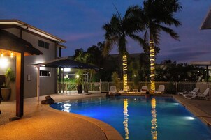 室外泳池；躺椅