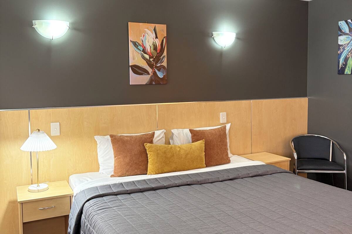 Standardzimmer, Nichtraucher (Mayfair King room) | Laptopgeeigneter Arbeitsplatz, Bügeleisen/Bügelbrett, kostenloses WLAN
