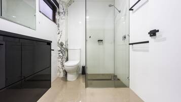 Upstairs Queen Deluxe Room | Bathroom | Shower, free toiletries, hair dryer, towels