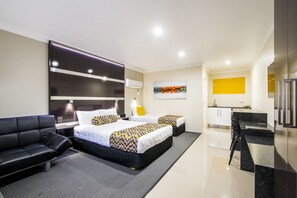 Family Room (Deluxe) | Living area | Flat-screen TV - The Abbey Motor Inn (Grafton)
