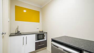 Family Room (Deluxe) | Private kitchenette | Fridge, microwave, coffee/tea maker, electric kettle