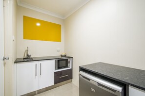 Kamar Keluarga (Deluxe) | Dapur kecil pribadi | Lemari es, microwave, mesin pembuat kopi/teh, dan ketel listrik