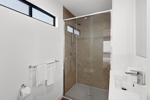 Deluxe-Ferienhütte, 3 Schlafzimmer, Seeseite (Sleeps 8) | Badezimmer | Dusche, Haartrockner, Handtücher