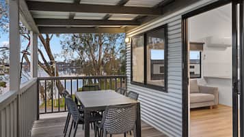 Cabaña superior, 2 habitaciones (Riverside - Sleeps 5) | Terraza o patio