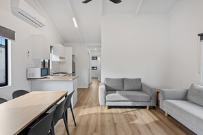 Superior Riverside 3 Bedroom Cabin - Sleeps 6