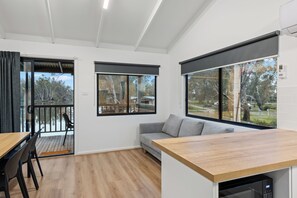 Superior-Ferienhütte, 2 Schlafzimmer (Riverside - Sleeps 5) | Wohnbereich | Flachbildfernseher