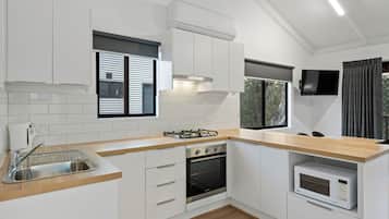 Cabaña superior, 2 habitaciones (Sleeps 5) | Cocina privada | Refrigerador con congelador, microondas, parrilla de estufa y tostadora