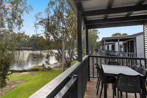 Superior-Ferienhütte, 3 Schlafzimmer (Riverside - Sleeps 6) | Terrasse/Patio